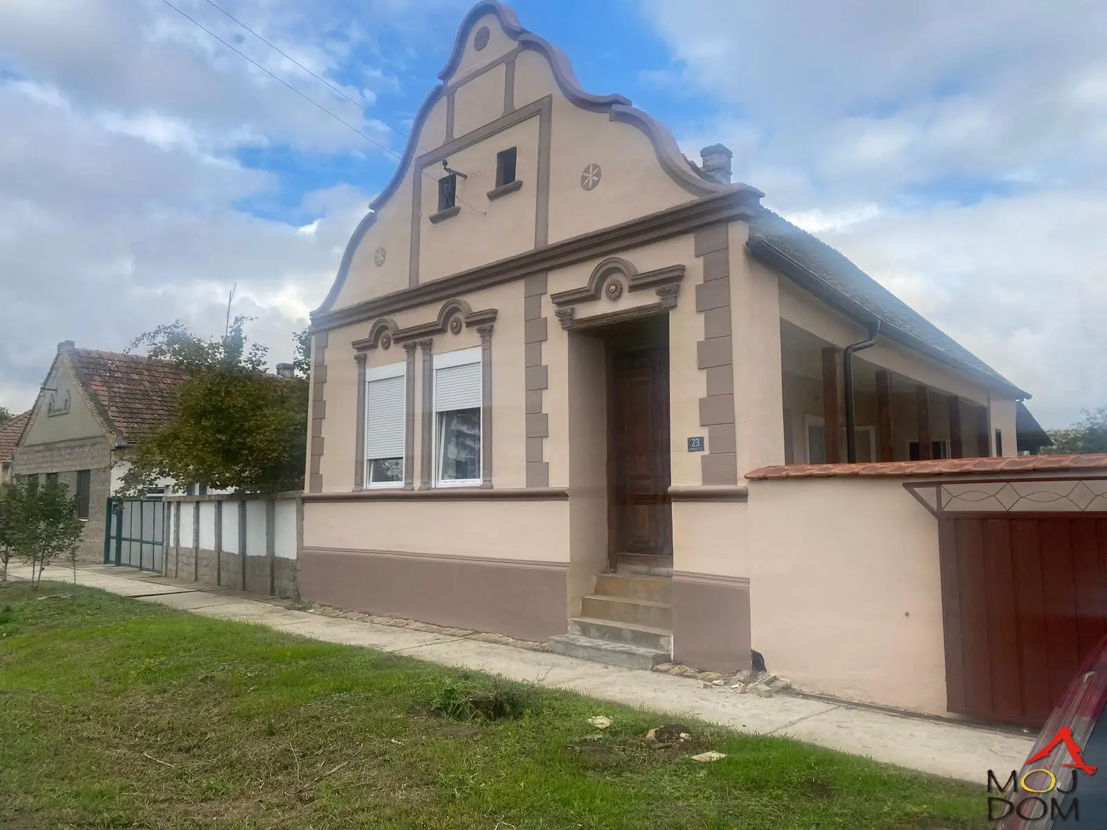 In Ravno Selo, we exclusively sell or exchange, for an apartment in Novi Sad, a rural household consisting of a house on a plot of 500 m², with an additional garden of 371 m², making a total area of 871 m². The house is a typical 'Swabian' rural