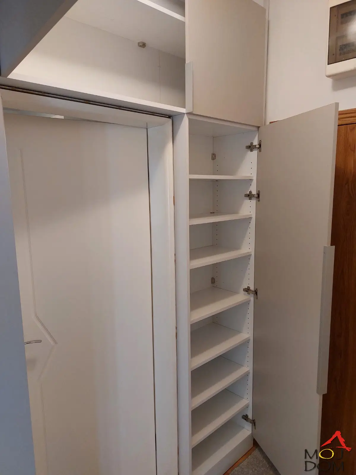 FOR RENT!
Beautifully furnished apartment in the very center of the city!
Fully equipped for living, with all necessary elements. Ideal for family life. 65m2 includes two bedrooms, living room with kitchen, terrace, storage, spacious bathroom