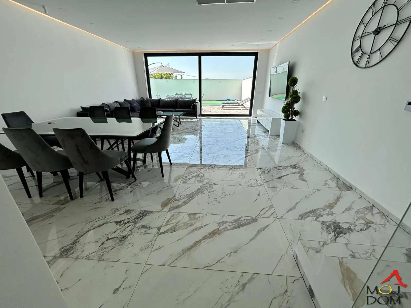 Modern, exceptionally high-quality house for rent in Sremska Kamenica, in a quiet and up-and-coming neighborhood where new houses and urban villas are being built. The house is semi-detached, and the stated area and description refer to one residential unit.

Total gross