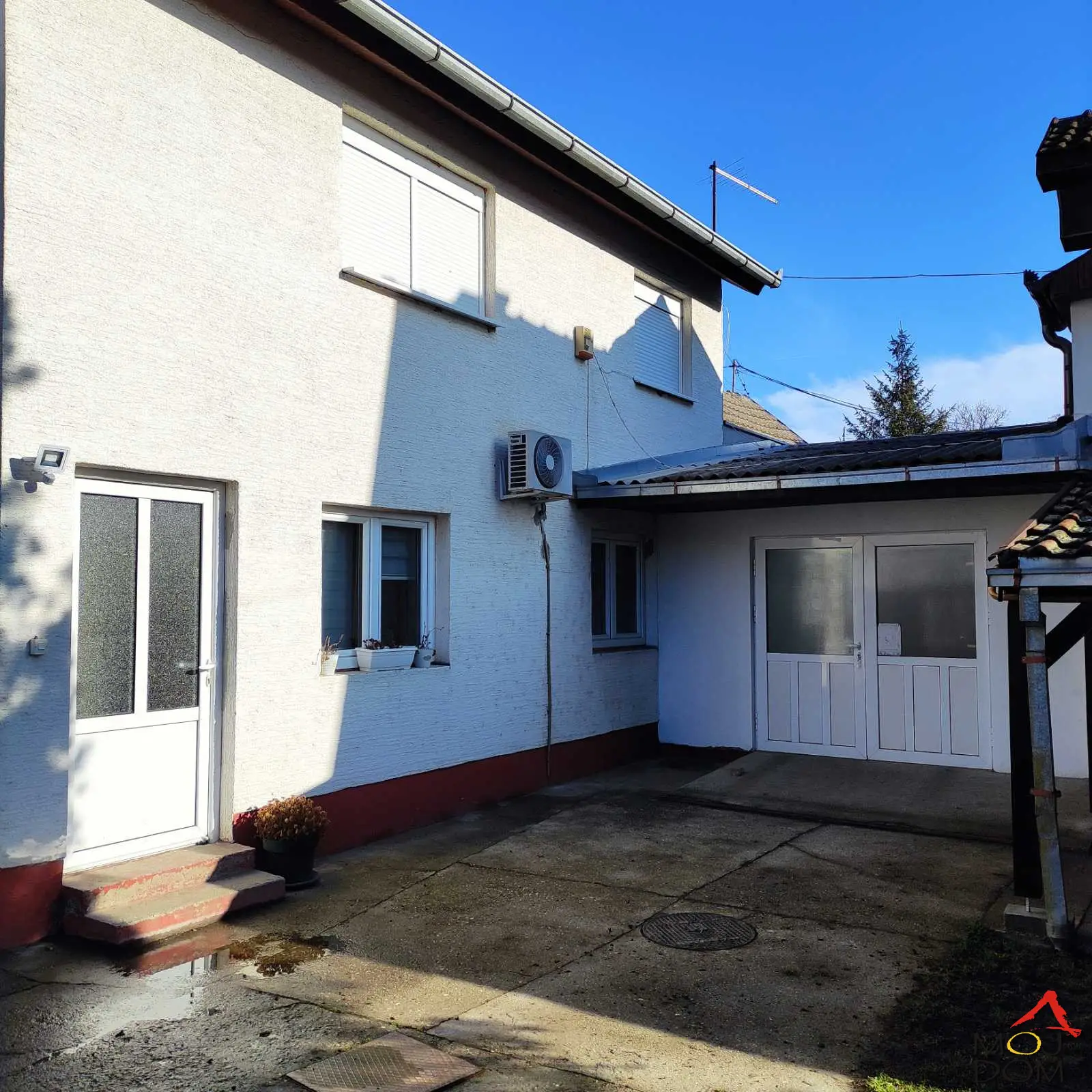 We are selling a residential-commercial space in Stari Majur, Petrovaradin.

It is a multi-story residential building with two one-and-a-half-bedroom apartments of 35m² each that are being rented out, as well as a commercial space with a total area of about 130m².

On the plot there is also a