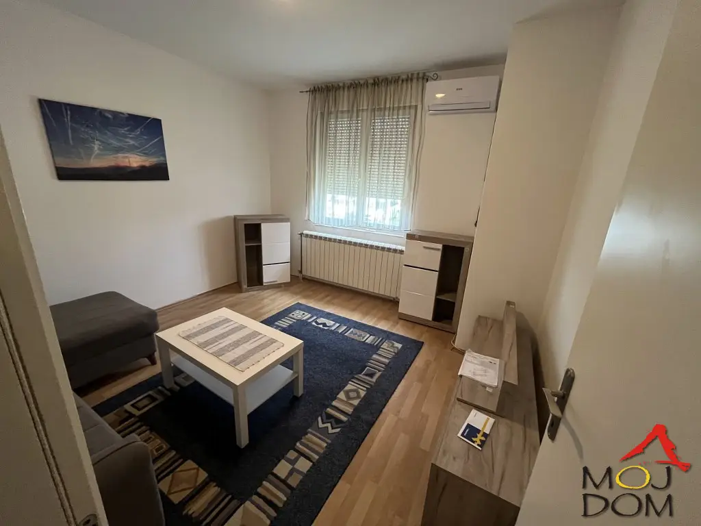 One-room apartment for rent in Adice, 40m²
On the high ground floor of the building, a functional one-room apartment of 40m² is for rent. The apartment is fully furnished, has a terrace, air conditioning, and a secured parking space.
It is move-in ready and ideal for a single person...