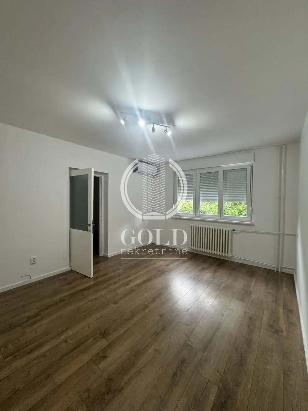 COMPLETELY RENOVATED TWO-ROOM APARTMENT ID#9583