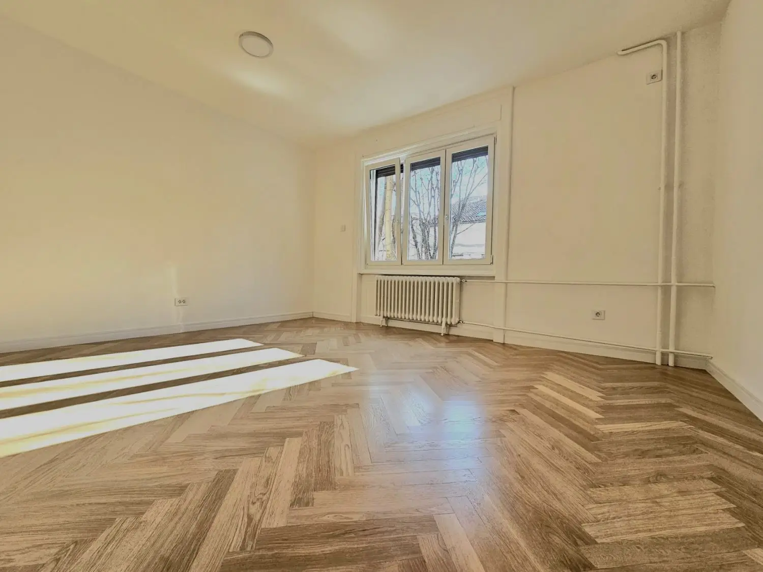 Novi Sad - Centar  - stari grad, prodaje se KOMPLETNO RENOVIRAN trosoban salonski stan od 85m2, odmah useljiv, uknjižen. 

Stan je kompletno renoviran vrhunskim materijalima, visina plafona preko 3m, nalazi se na izuzetnoj lokaciji, blizina Dunava i