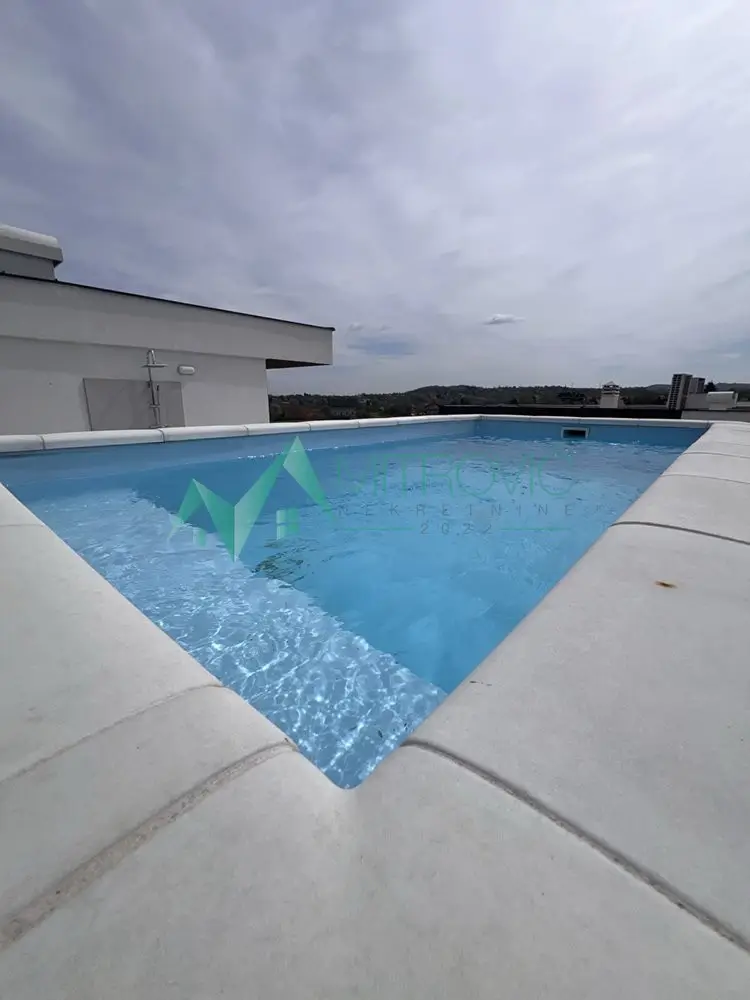 Excellent four-bedroom apartment with 64 m2 terrace and pool + parking - RARELY AVAILABLE!