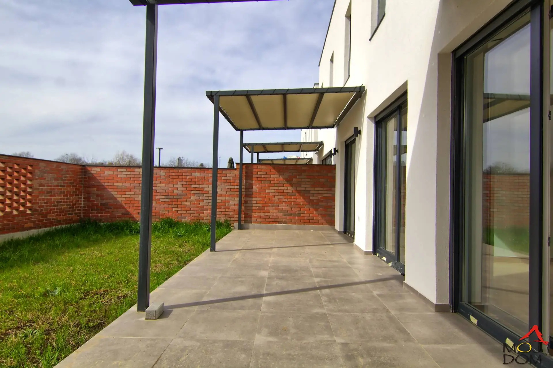Luxury apartment with a house feeling at Alibegovac. Area 205m². Surrounded by greenery and children's playground. Just a 5-minute drive from Novi Sad. The lower floor has a living room with kitchen and dining area, bedroom, bathroom...