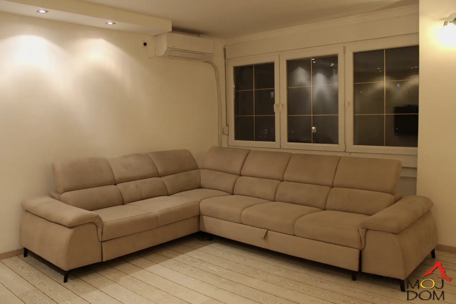 For sale: excellent family apartment, freshly renovated with no need for any further investment. The location is fantastic as everything is within reach and the city center is just a 10-minute walk away. Located on the fifth floor and facing the courtyard, so there’s no traffic noise. Everything