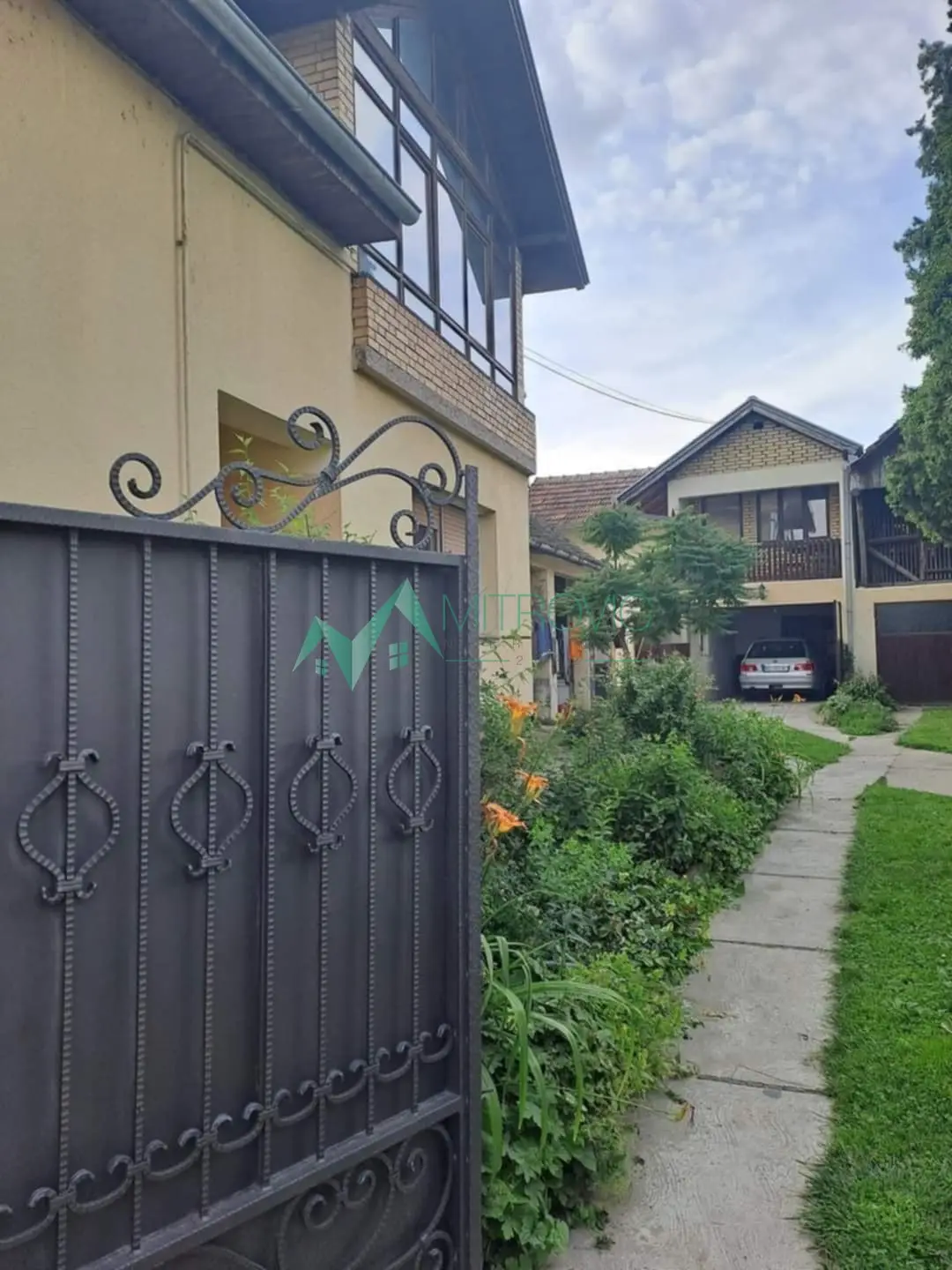 Spacious family house in the center of Futog with a lovely yard and two garages