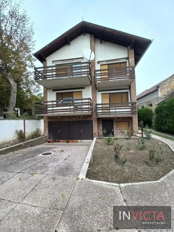 Family house with commercial space - Kać