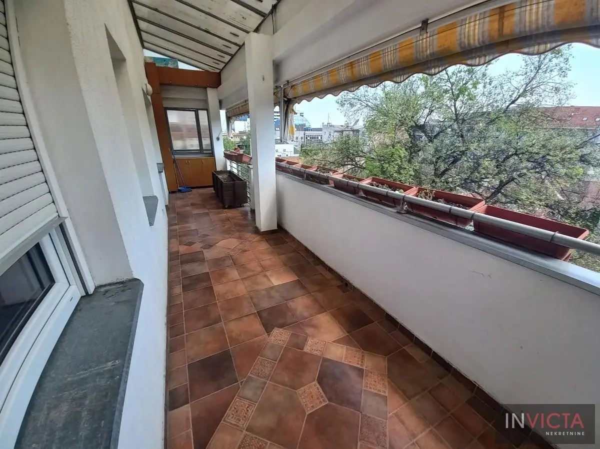 Five-room apartment in the strict center!