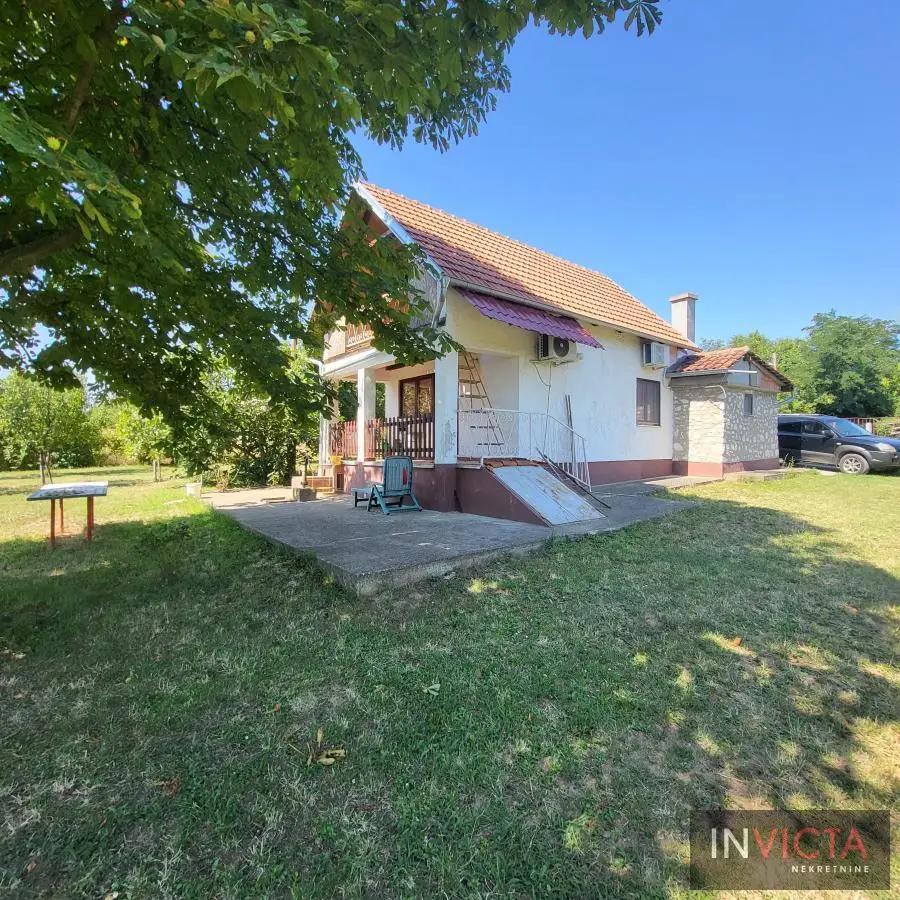 Small weekend house on a beautiful plot - Čortanovci