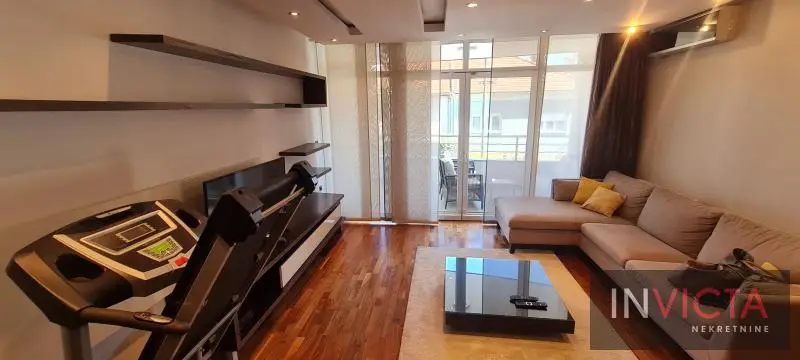 Luxury three-bedroom apartment – near the fair