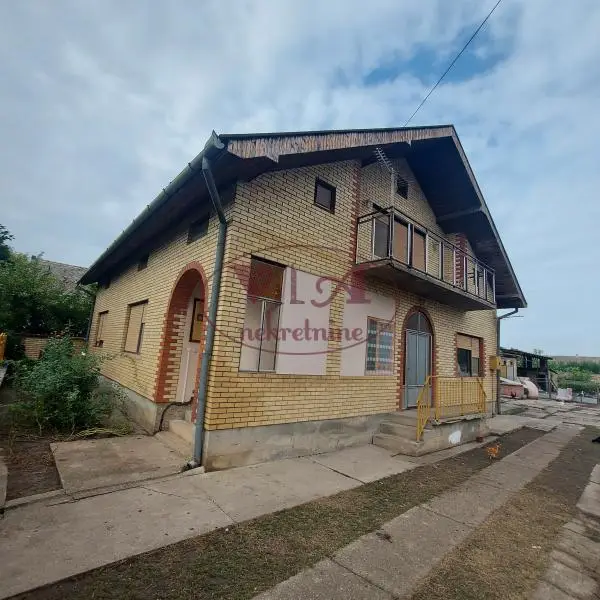 Turija, Srbobran, Excellent house with farm buildings in the center