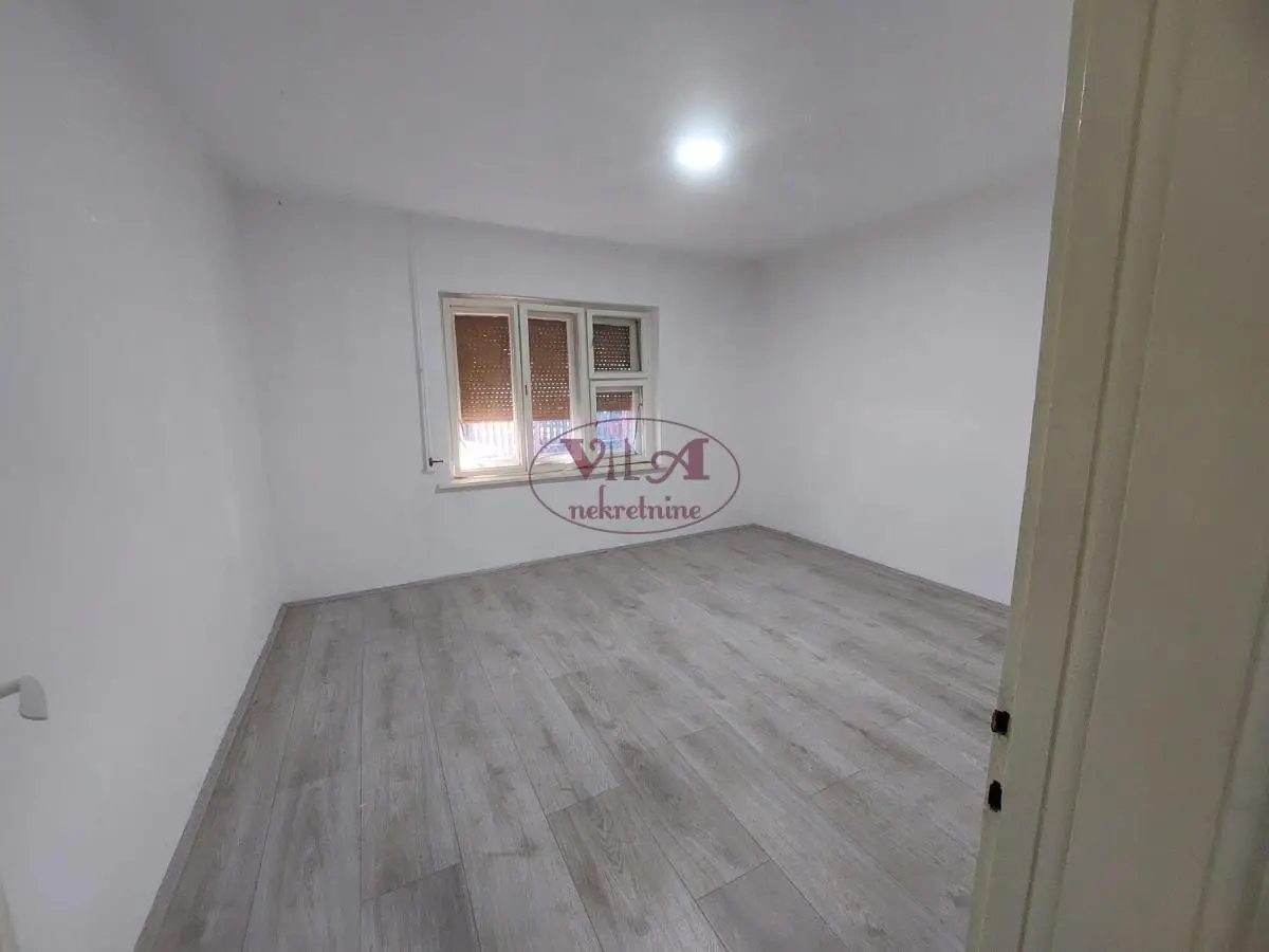 Srbobran, Excellent renovated house with two retail spaces – eligible for young people's loan