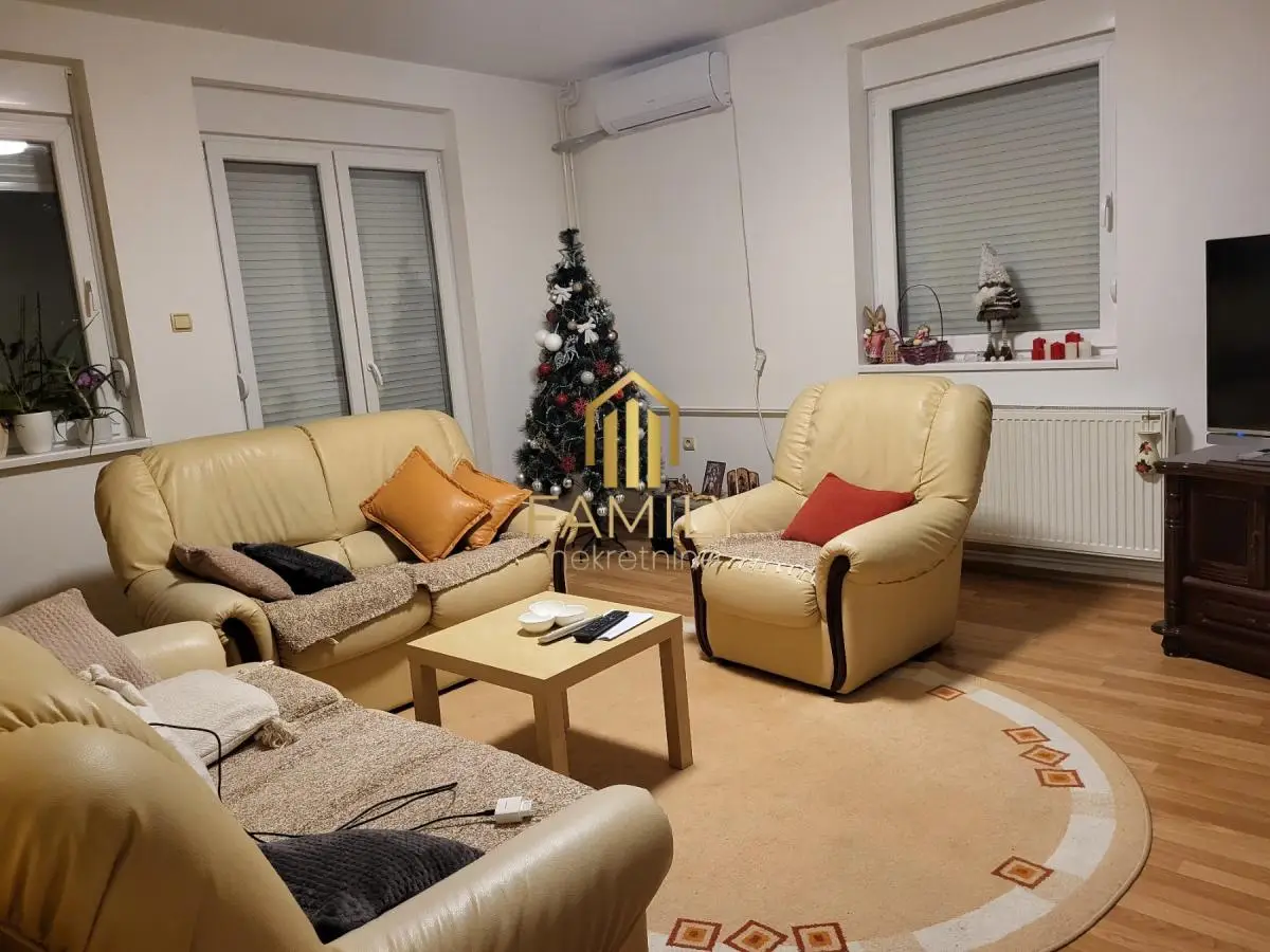 Prodaje se kompletno opremljen troiposoban stan u centru, 82m2