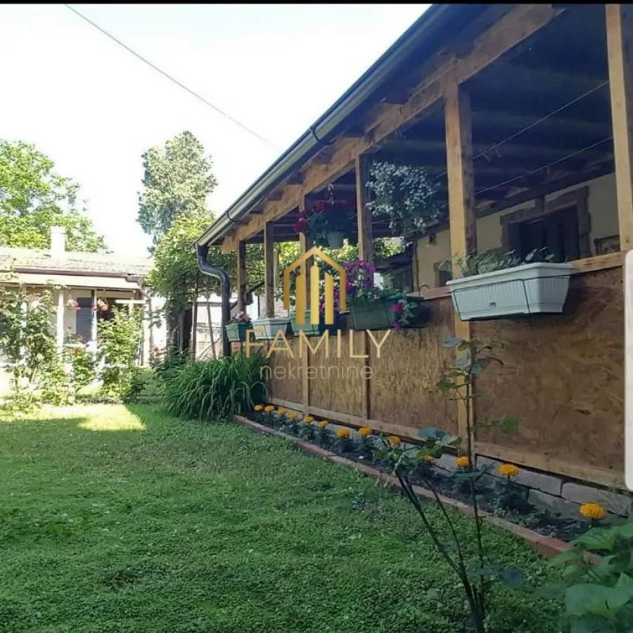 House for sale in the center of Sremski Karlovci, on a plot of 382m2, 380,000