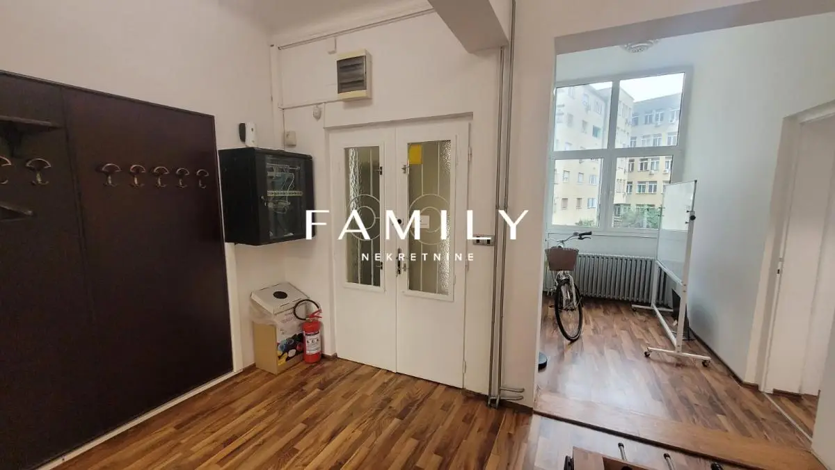 Spacious four-bedroom salon apartment in the center, 131 m² – ideal for living or business investment