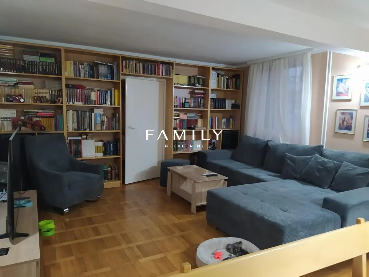 Spacious family house in a quiet part of Čardak – 180 m², yard, garage