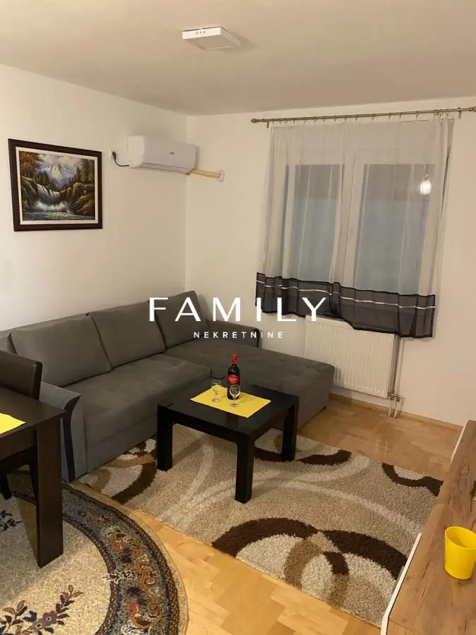 Apartment for rent, 40m² with parking, at a price of €450 per month.