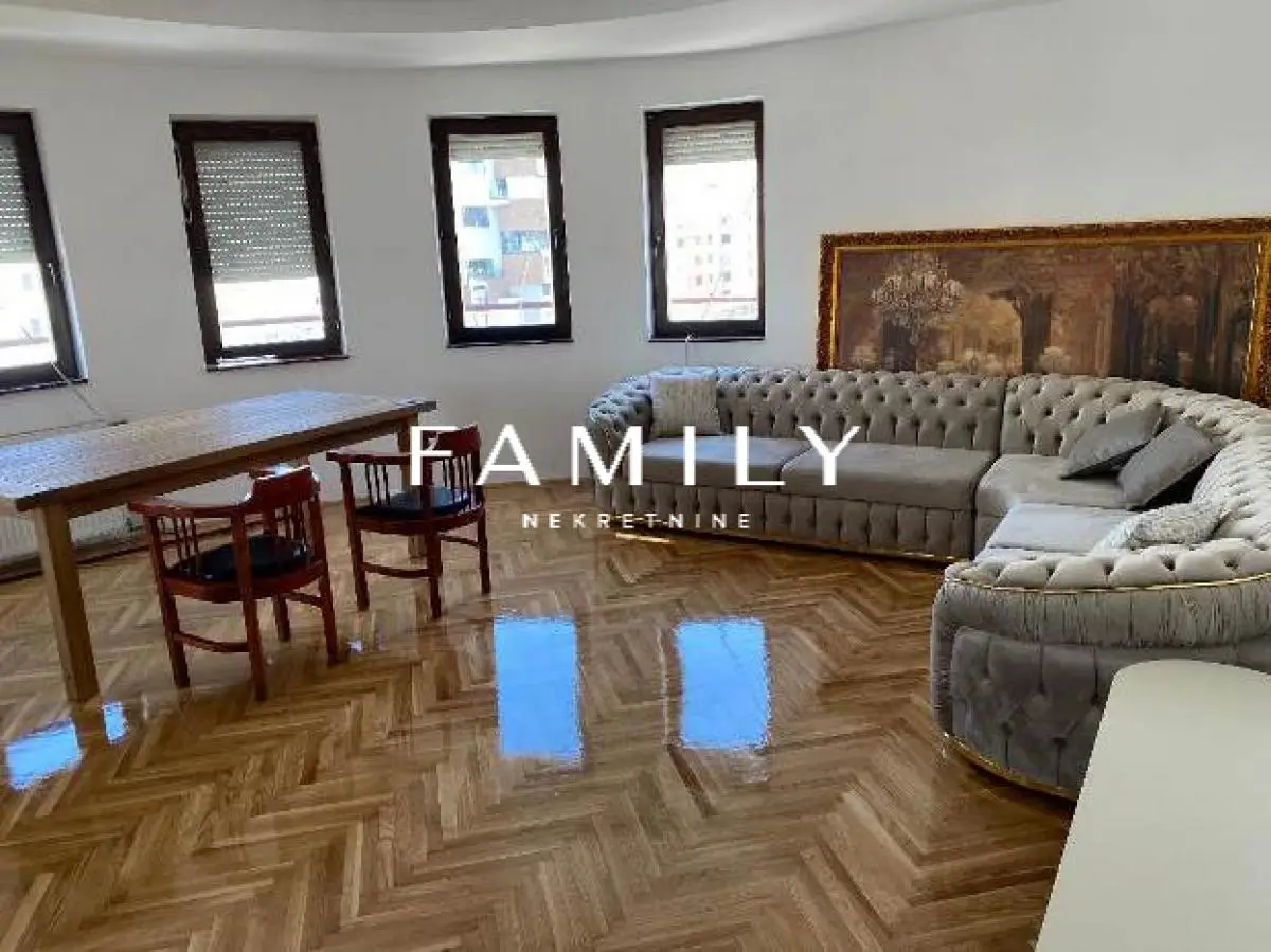 Spacious five-room duplex of 104 m², Boulevard of Europe