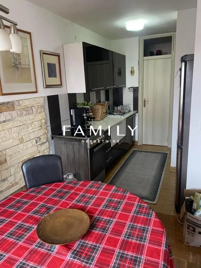 Three-bedroom apartment with a beautiful view in the loveliest part of Novo Naselje