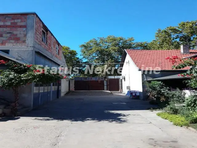 Novi Sad-Uknjižena kuća sa Radionicom i Poslovnim prostorom na glavnom putu- 065/385-8880