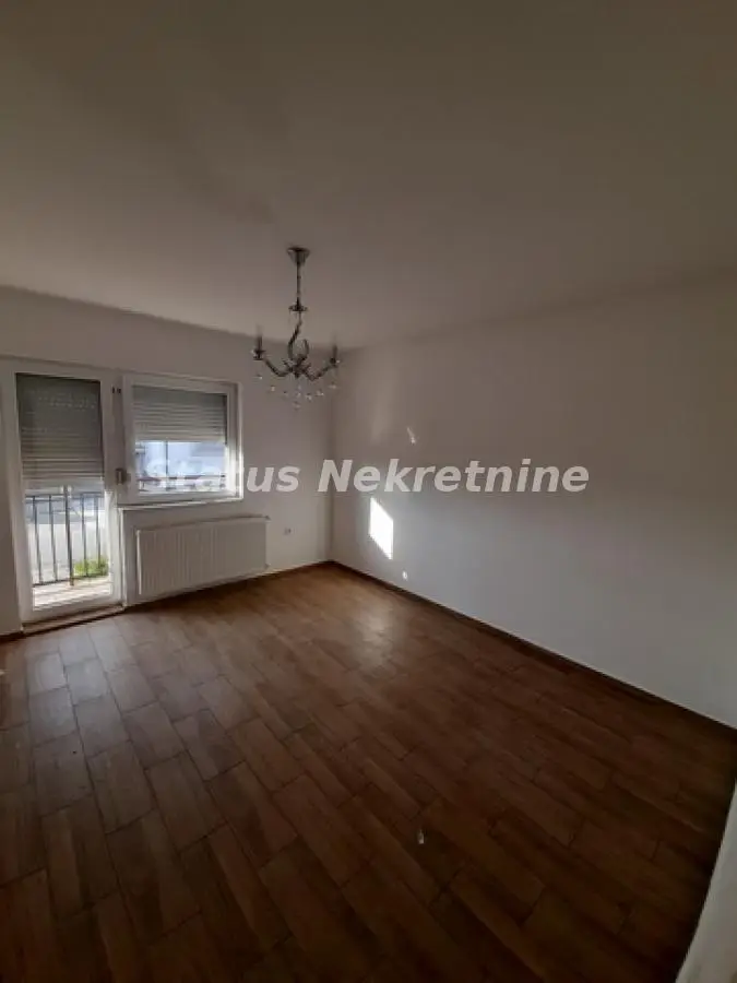 Novi Futog-Prazan Trosoban stan 70 m2 na spratu-Zakupnina 350e-potreban je Depozit-065/385 8880