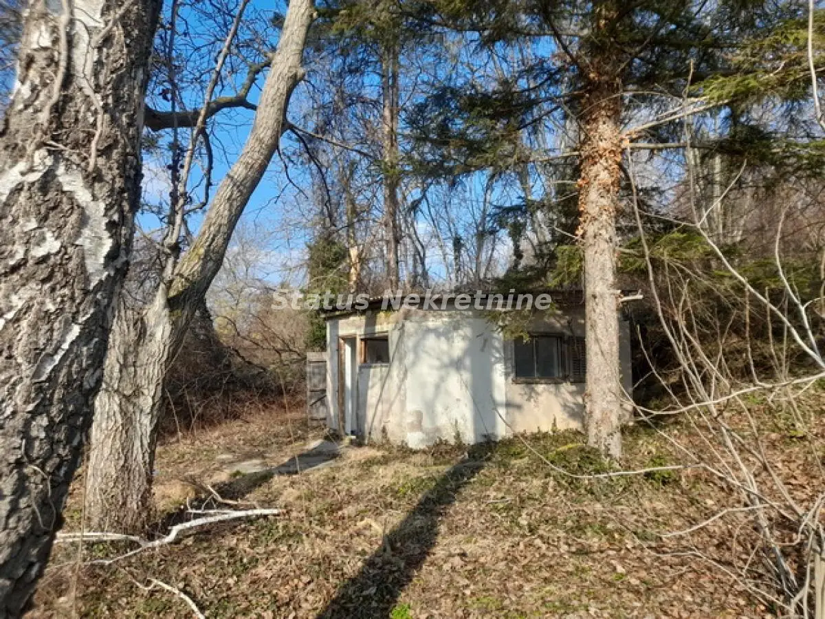 Sremska Kamenica-Staro Selo-Construction plot 1088 m2 in a green area-065/385 8880