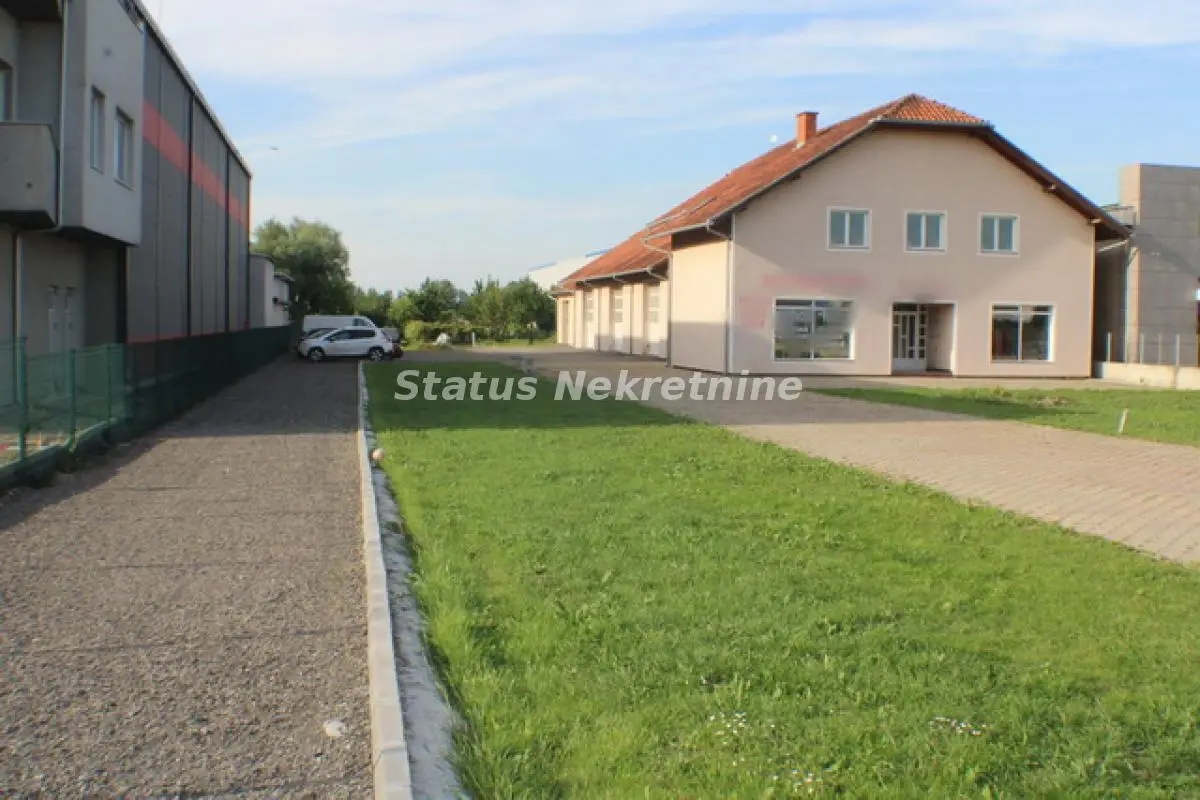 Mixed-use residential and commercial building in an excellent location..