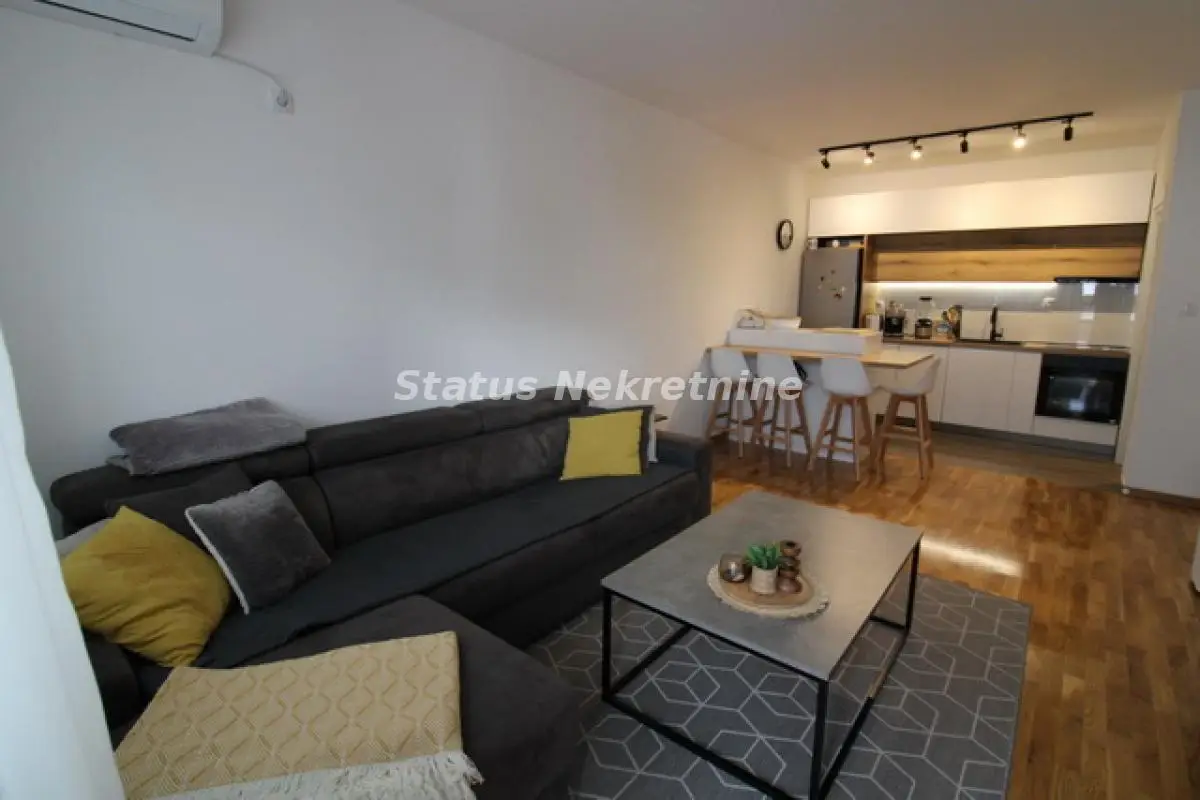 Petrovaradin-New, Excellent Three-bedroom Apartment-with Private Parking Space