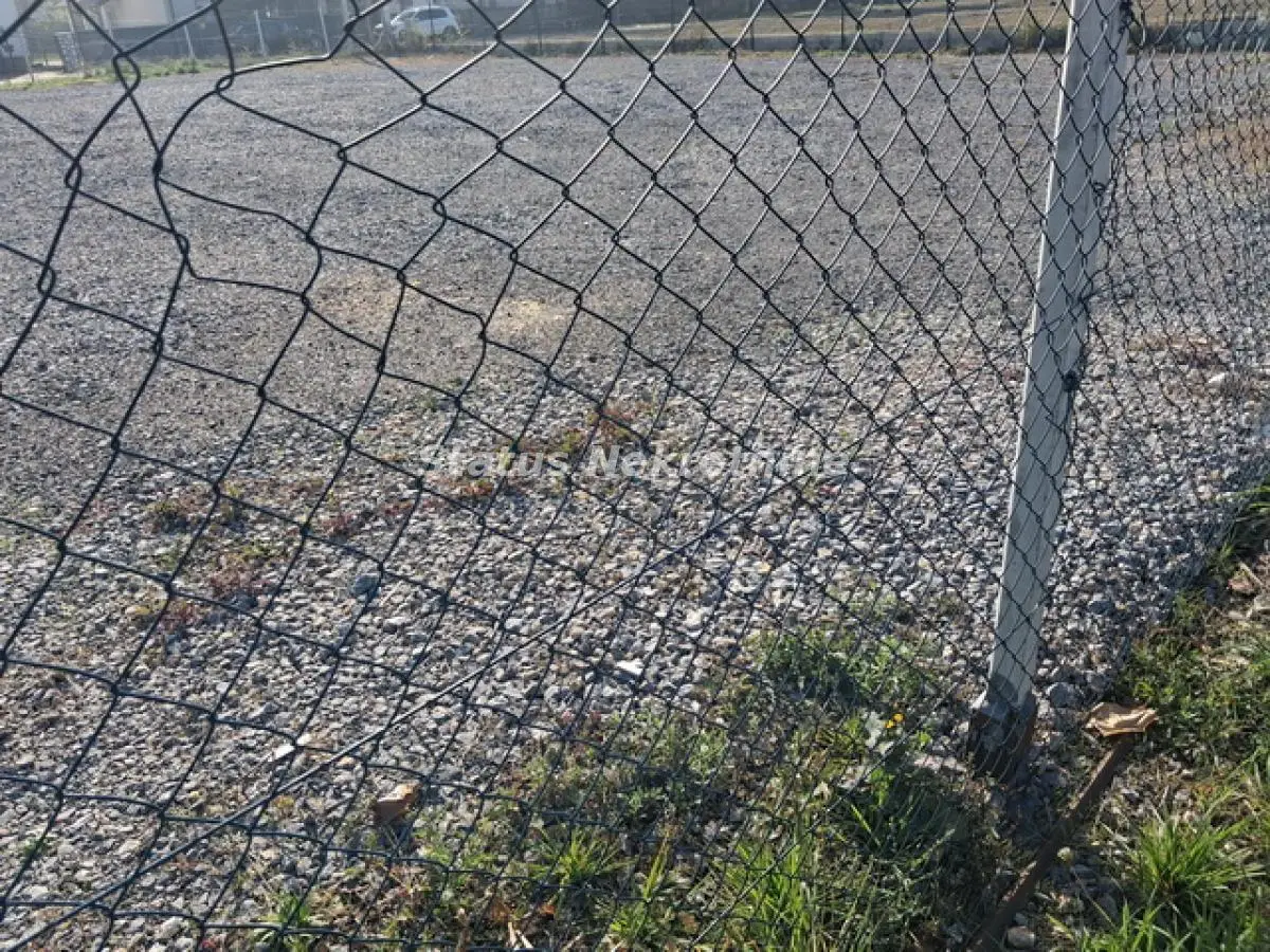 Futog-Lep Plac 1300 m2 sa Strujom i Vodom za Razne Delatnosti-Zakupnina 700e-065/385 8880