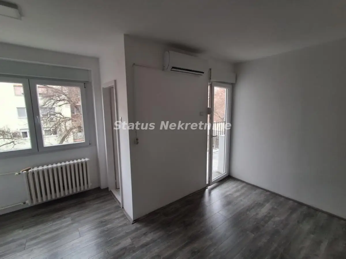 Rotkvarija – Empty two-and-a-half room apartment, 54m2, suitable for clinics or AT – Rent 380€ – 065/385 8880