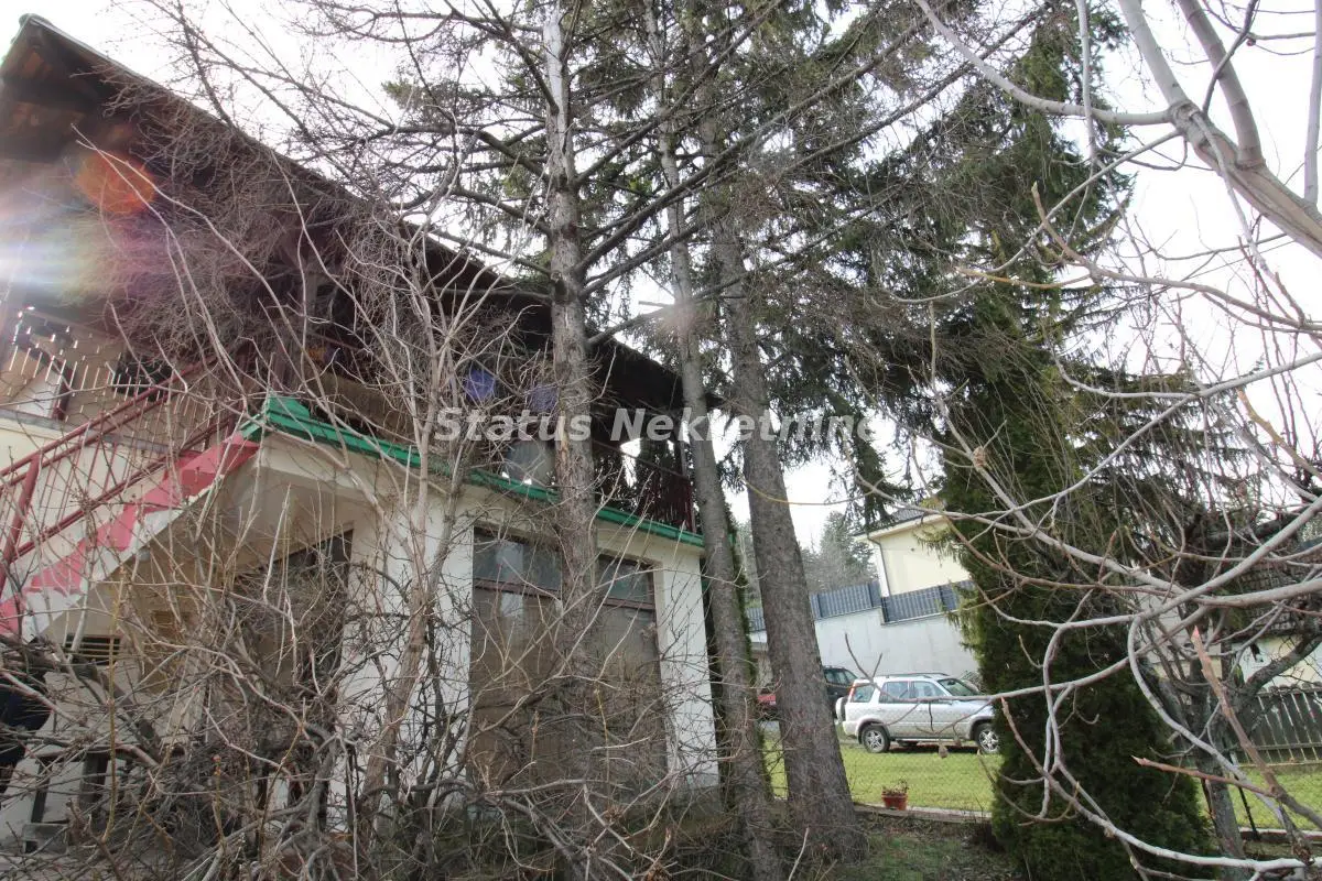Vikendica-Odličan Položaj, na asfaltu, okružena borovima.
