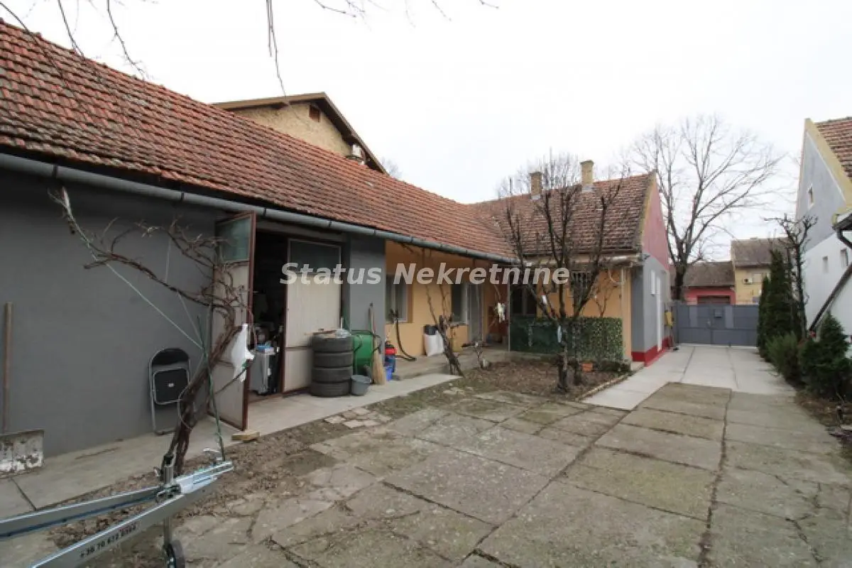 Temerin-Registered house 181 m2 in the wider center on a 1200 m2 plot with two commercial spaces under lease-065/385 8880