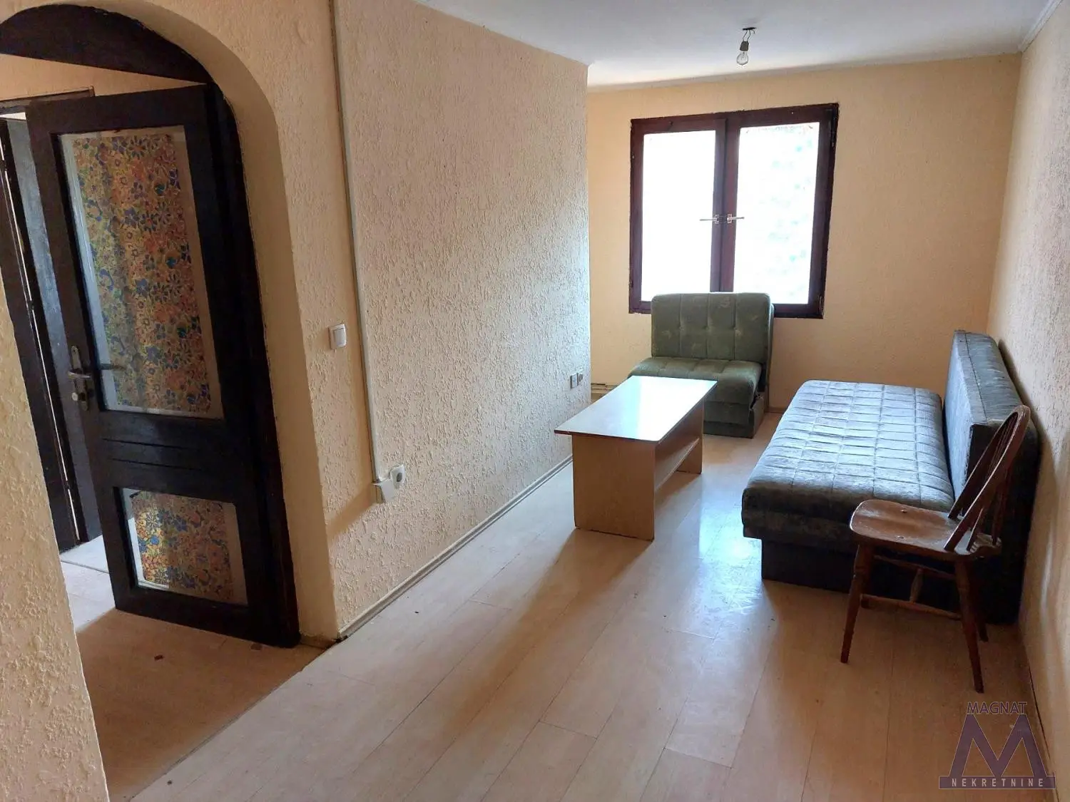 Novi Sad - Podbara, for sale a courtyard one-and-a-half room apartment of 37m2, move-in ready, registered 1/1 (possible purchase via loan)

The apartment consists of a hallway, living room with kitchen, bedroom, bathroom, and storage room.
There is an attic above the apartment