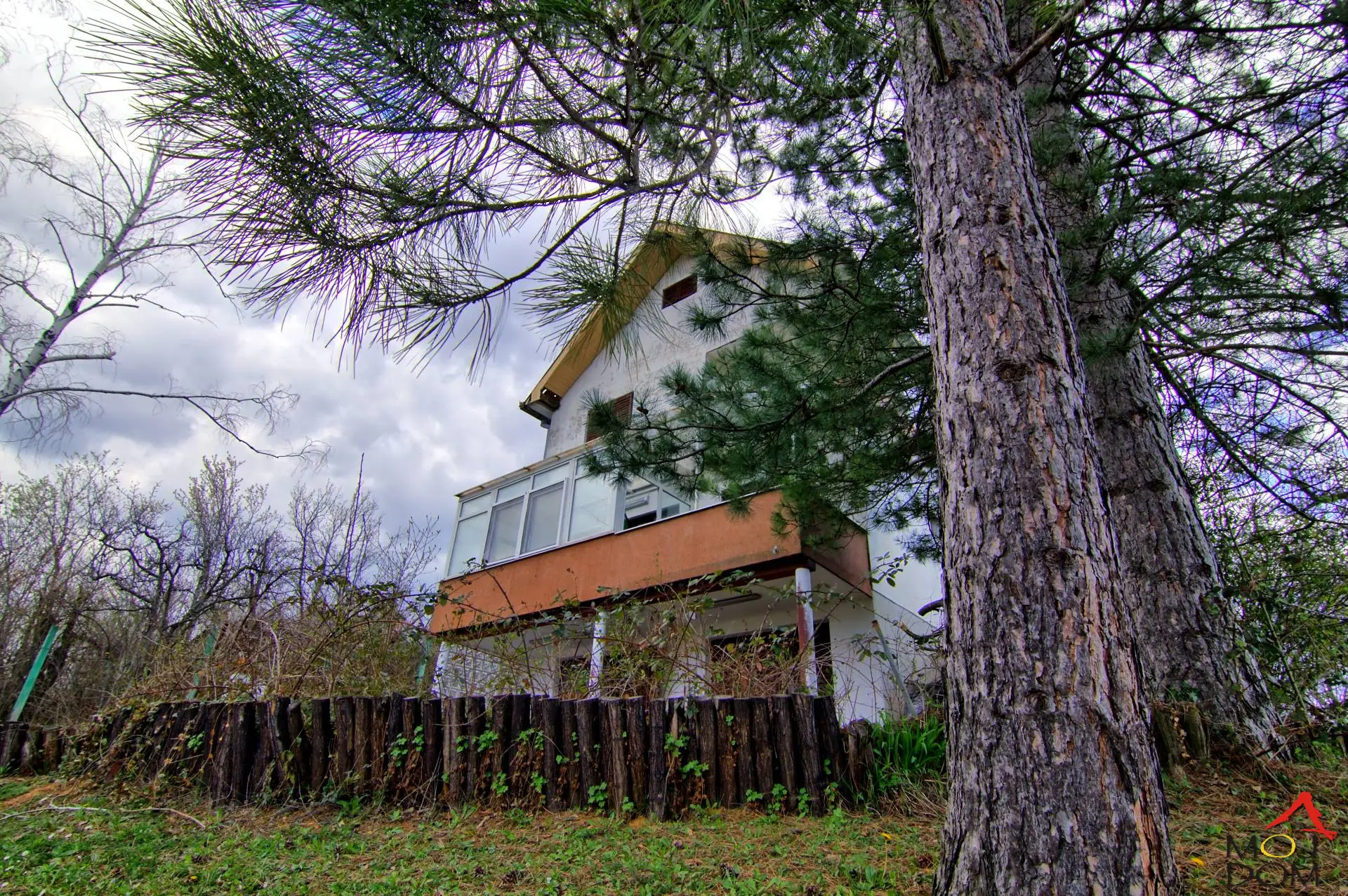 Cottage in Vrdnik with panoramic view – large plot 1209 m², three levels, ideal for living or investment

In Vrdnik, one of the most sought-after tourist and nature destinations on Fruška Gora, we are selling a spacious cottage on a p