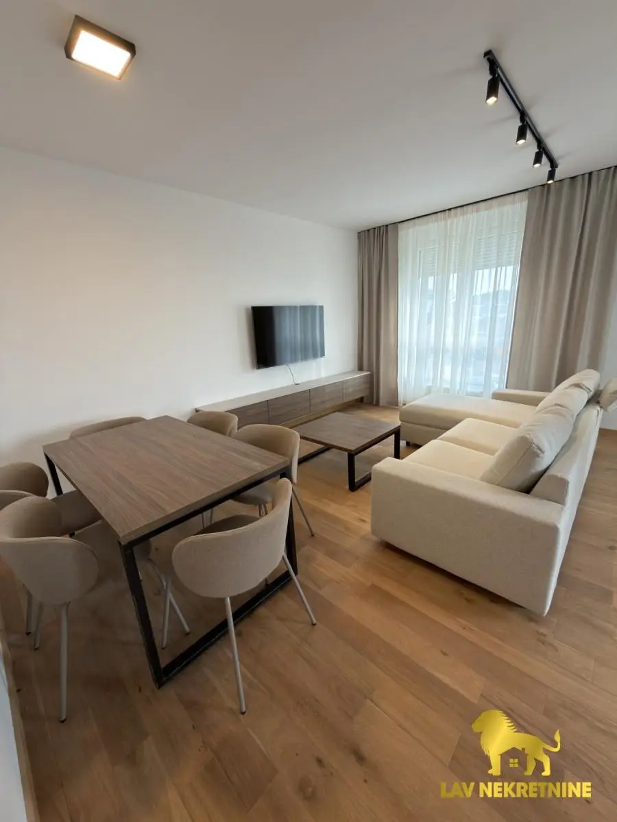 Izdaje se prelep stan u novogradnji, na prvom spratu, površine 76m². Stan je kompletno opremljen, neuseljavan i sprema