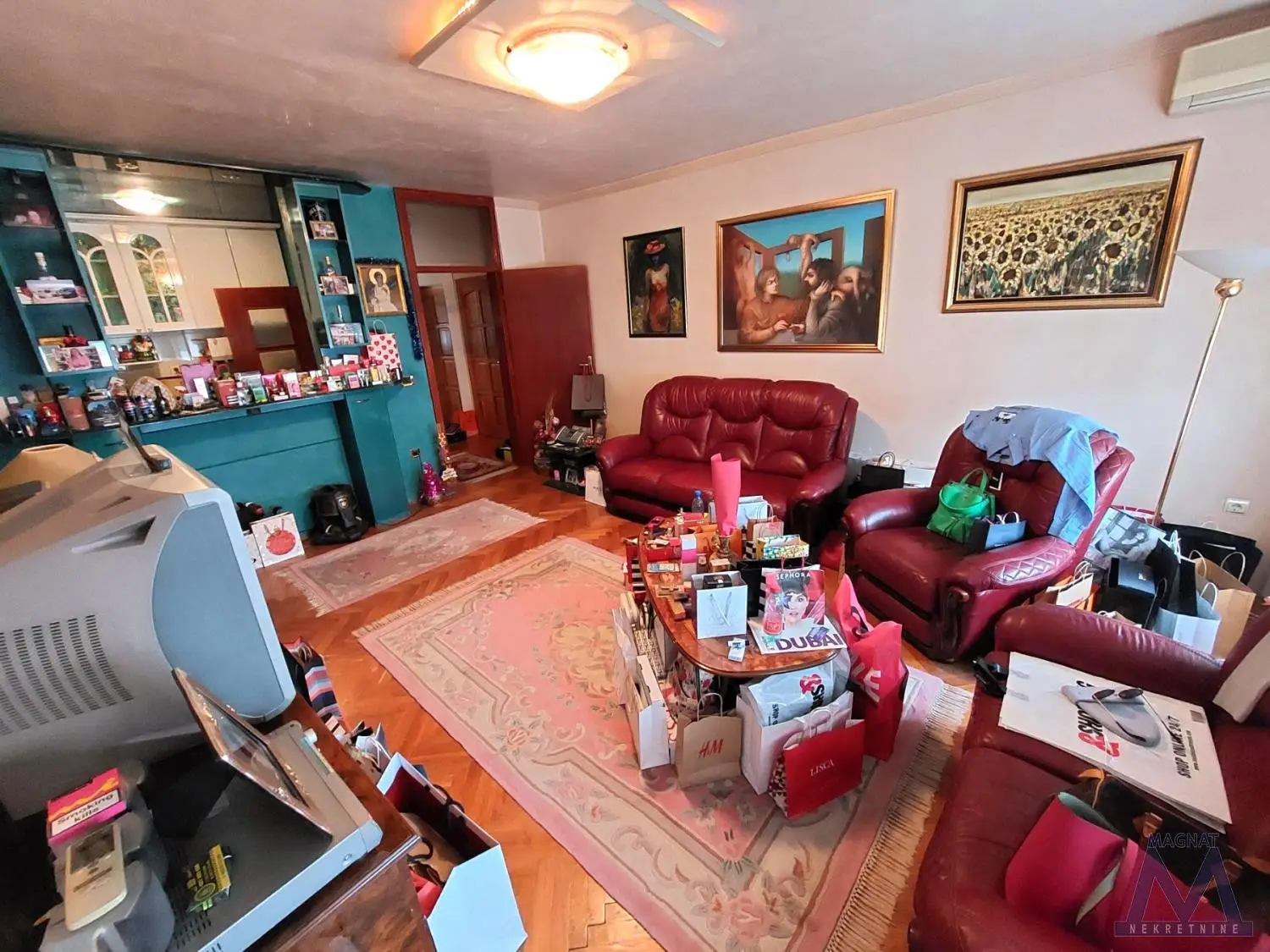 Novi Sad - Grbavica, comfortable two-bedroom apartment for sale, 58m2, registered, move-in ready.
Garage of 12m2 in the yard is included in the price !!!

The apartment consists of a hallway, beautiful living room, kitchen with storage, bedroom, bathroom, and terrace.
Located at an exc