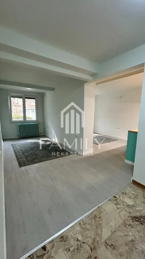 Excellent location near the center – renovated office space with natural light and a courtyard section