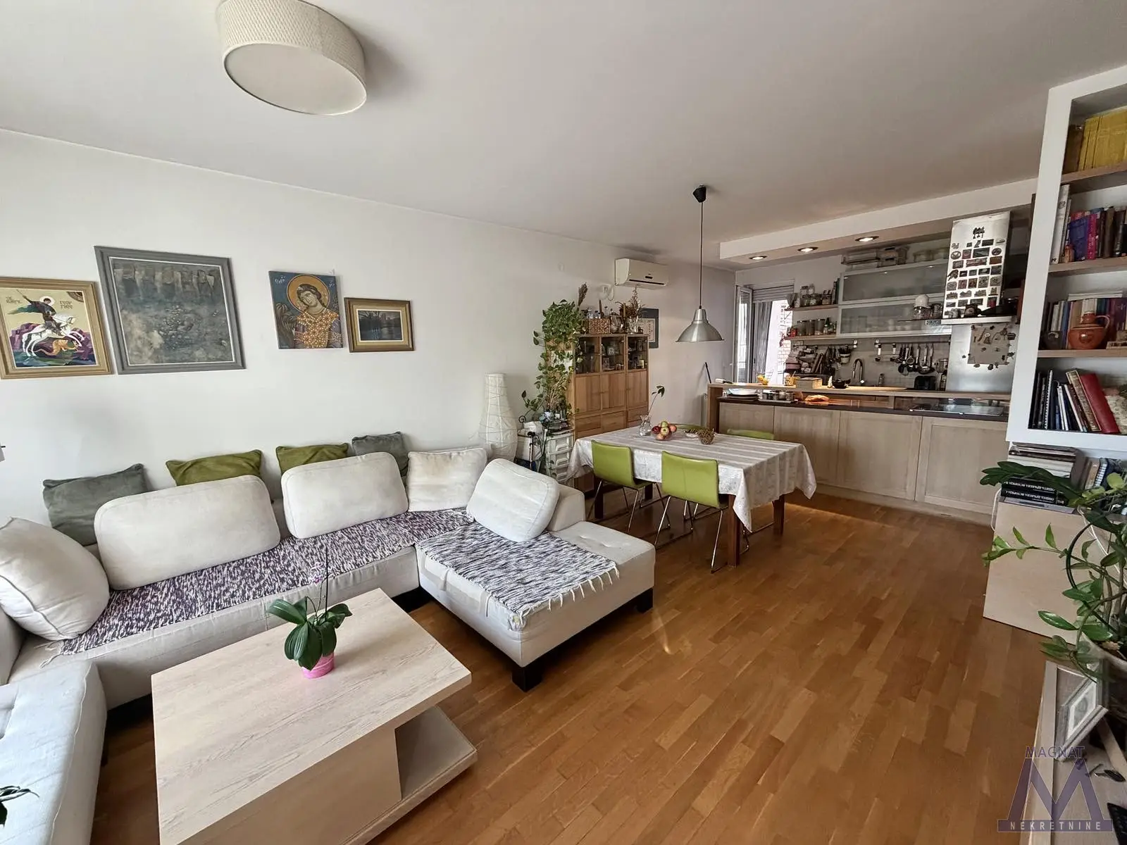 Novi Sad, Center - Arhimandrita Jovana Rajića. EXCLUSIVE AND RARE ON THE MARKET - IDEAL FAMILY PROPERTY IN THE MOST DESIRABLE STREET OF NOVI SAD + GARAGE! The apartment is in a residential building, excellent quality, on the first floor; surface area is 100m