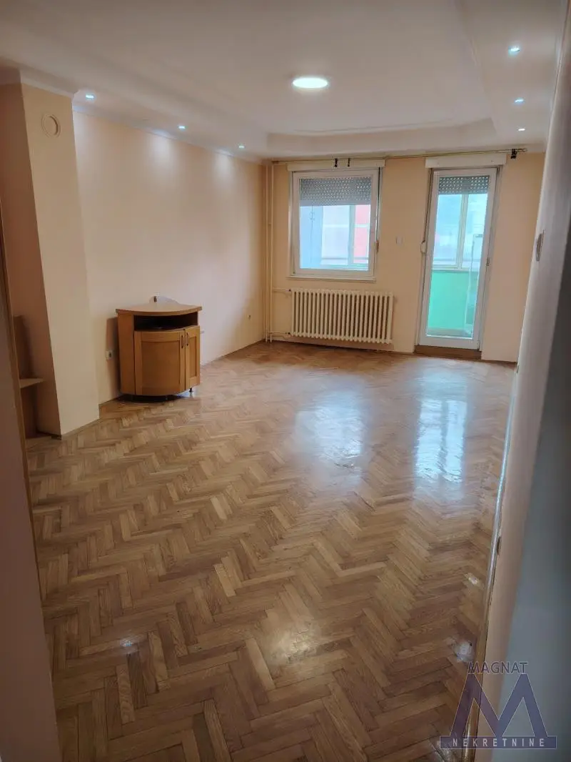 Novi Sad, excellent location in Novosadski Sajam street, three-room duplex apartment of 71m2 for sale. Registered 1/1.
In the lower part of the apartment: kitchen with dining room, living room, toilet and two terraces.
In the upper level: two bedrooms and bathroom.
Remains r