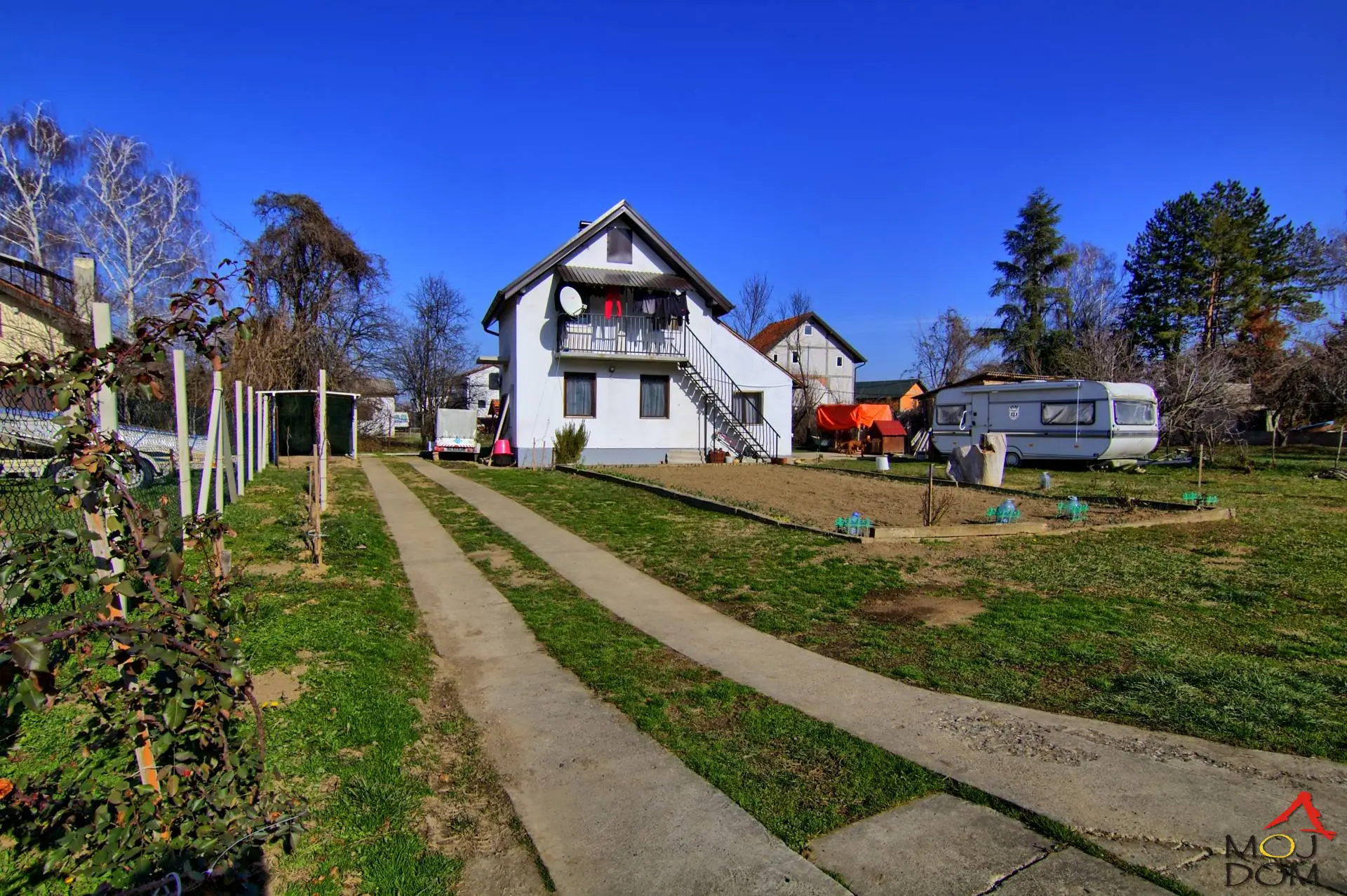 !!!EXCLUSIVE WITH US!!!

We are offering a house in the Koruška neighborhood exclusively.

The plot fronts the main road along the Danube with 21m frontage, and the house itself is set back from the road by 22m.

The location is great for river lovers, boating, and