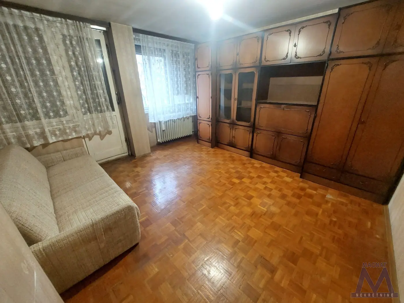 Novi Sad - Liman 3, classic two-bedroom apartment for sale, 51m2, elevator, terrace, registered.
The apartment has an excellent layout, all rooms can be entered from the hallway. It consists of a hallway, living room, bedroom, kitchen with dining area, bathroom, and terrace.