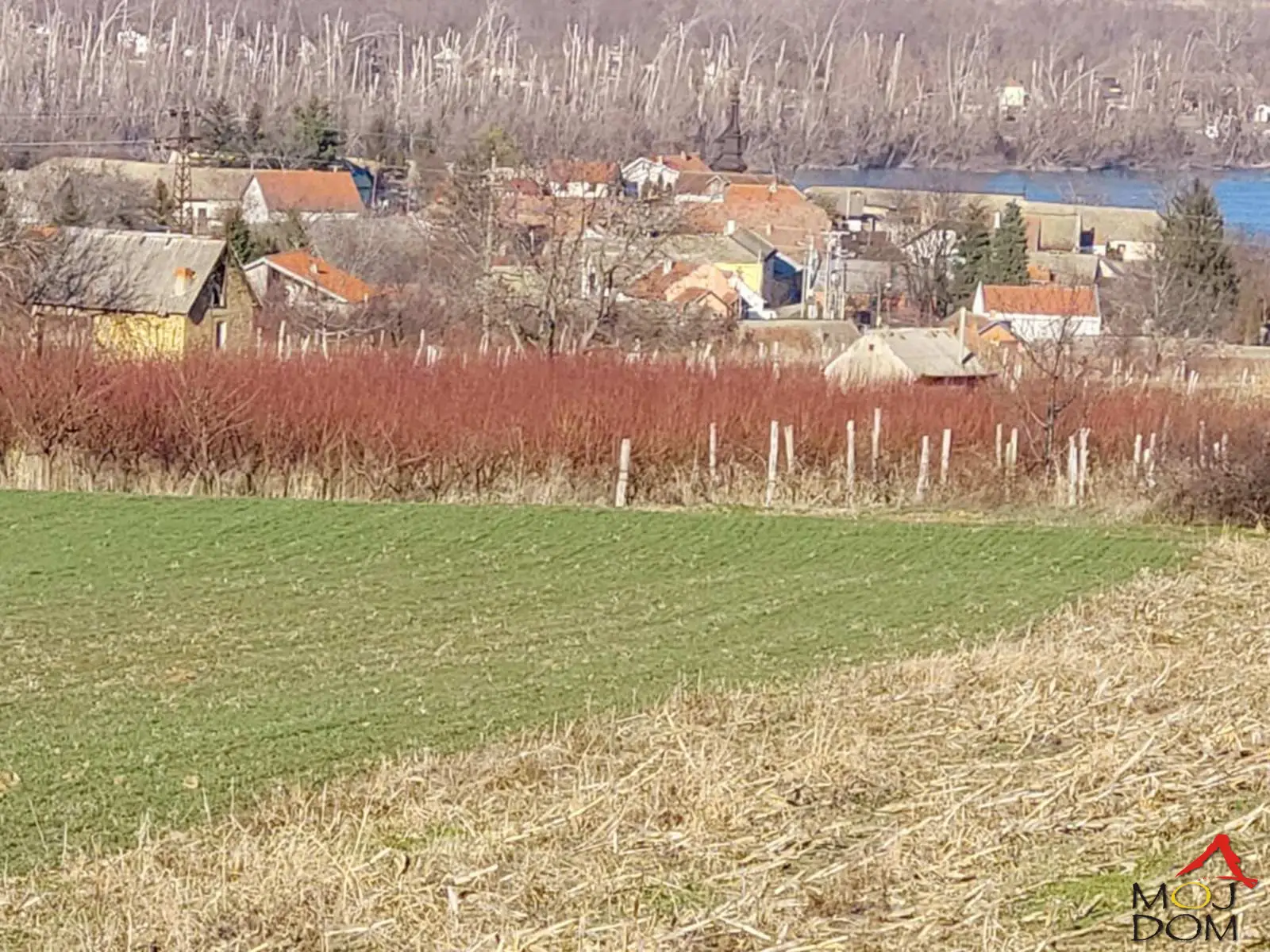 We offer a phenomenal investment opportunity, a spacious plot on a hill with a view of the Danube.
The plot is 5156m2 with a width of 32m and a length of 180m. The plot is listed as agricultural land, first-class vineyard and is almost entirely flat and nicely positioned