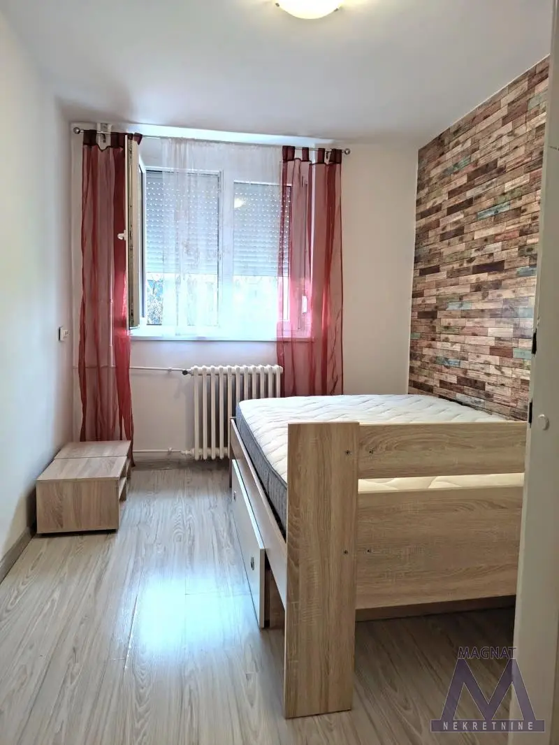 Novi Sad, on Boulevard of Liberation near the railway station, furnished two and a half room apartment for rent, 51m2. Has two separate rooms, living room with kitchen area, storage, bathroom and glazed terrace.
The apartment is on the third floor with an elevator