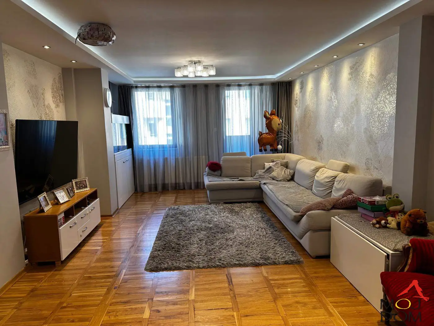 In the immediate vicinity of the Liman market and "Sonja Marinković" Elementary School, in a part of the city that combines the peace of a family environment with full urban infrastructure, there is a four-room apartment offering a rare balance of space and functionality