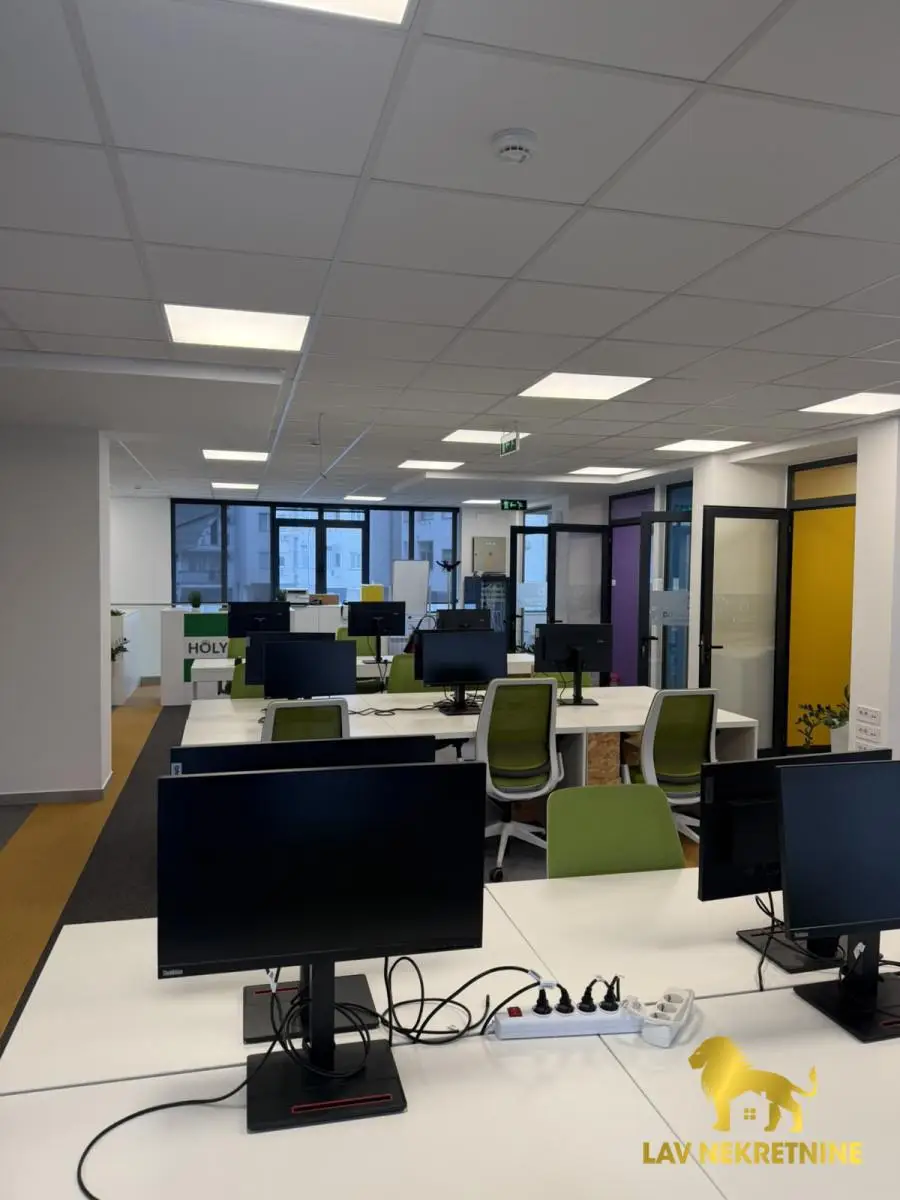Office space for rent in close proximity to the center. Gallery, separate entrance in a new building. Comfortable, 204m2 and&nbsp