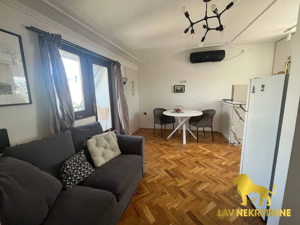 For sale: one-room apartment of 32.5 m² in the very center of Novi Sad with a view of the Novi Sad Synagogue! Jevrejska, 4th floor