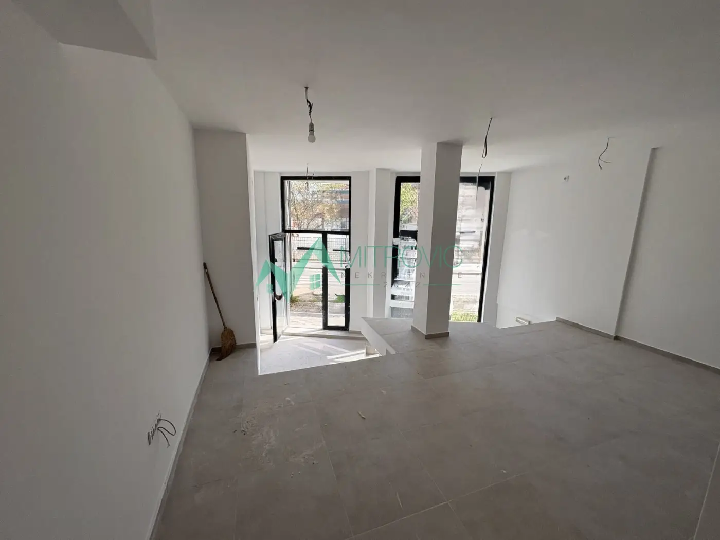 MULTIPURPOSE BUSINESS SPACE ON 2 LEVELS IN TELEP-134M2