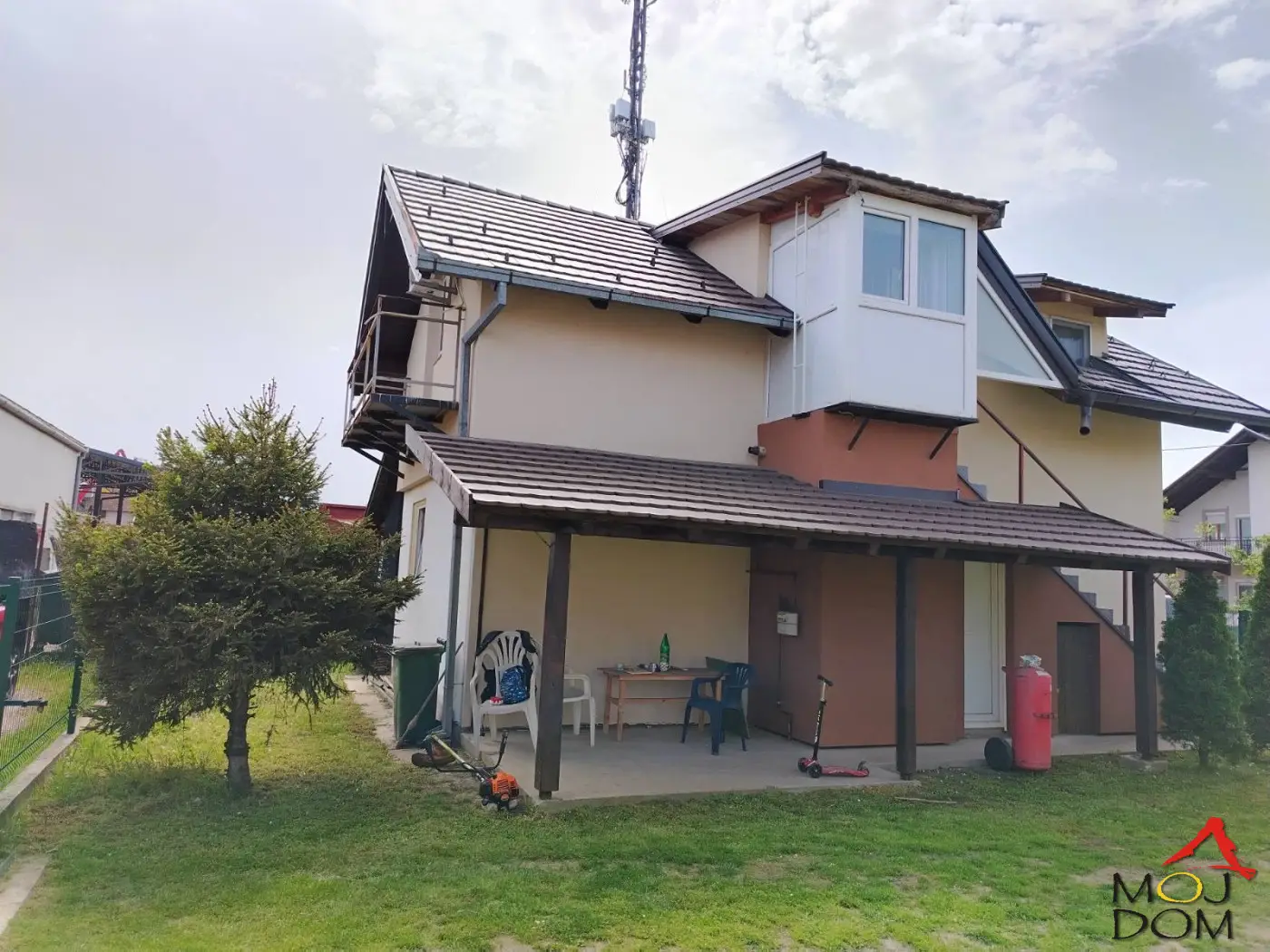We are renting a two-room apartment on the first floor of a house in Adice. The apartment is furnished, price 350 euros, code 9107021, contact phone 0603088993 Moj Dom real estate, Novi Sad, Reg. no. 174
