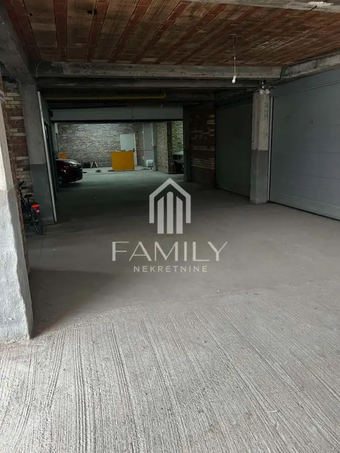 Investment opportunity in Telep – five double garages with additional space and great potential